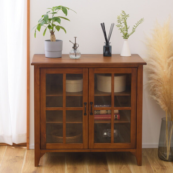 キャビネット 両開き ガラス扉 天然木 エスニック調 Timber 幅80cm （ 送料無料 リビング収納 食器棚 収納 キッチン 飾り棚 完成品 キッチンキャビネット レトロ ブラウン おしゃれ ） 【3980円以上送料無料】｜お弁当グッズのカラフルボックス