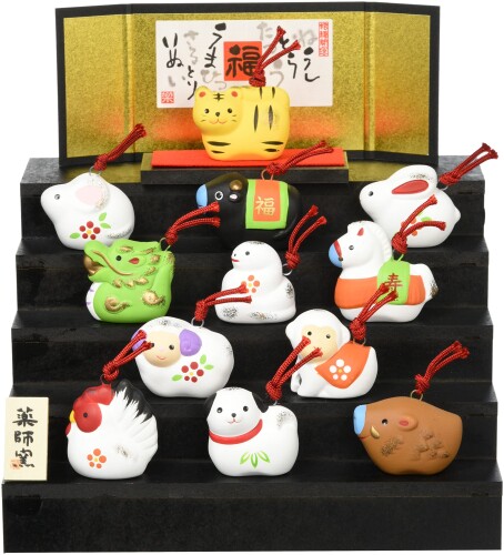 薬師窯 干支 置物 錦彩 招福 寿々十二支段飾り(土鈴・小)｜カラーズストア