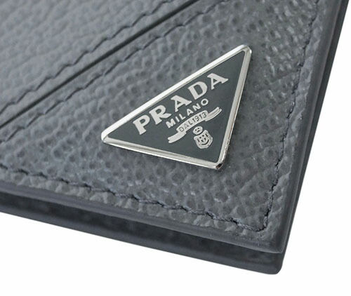 新品最安価格 新品 本物 アウトレット 専用箱付き プラダ カードケース 2mc101 Prada たて型 名刺入れ 三角プレート Vit Micro アズール グラフィット Grain Mercurio メルクリオ カーフグレー アウトレット あす楽対応 高額クーポン配布中 高額クーポン