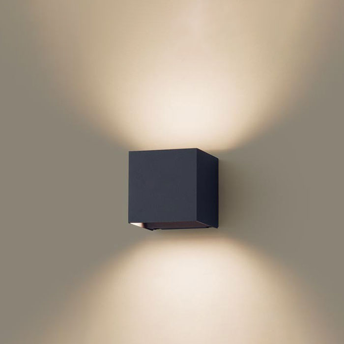パナソニックエクステリア LEDコンパクトブラケット 拡散直付 美ルック 防雨型ホームアーキ 60形1灯器具相当 オフブラック電球色：SLW81513LE1｜照明器具のCOMFORT