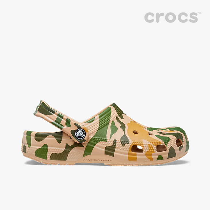 クロックス《ユニセックス》 クラシック プリンテッド カモ クロッグ チャイ タン CROCS Classic Printed Camo Clog  Chai Tan 経典ブランド