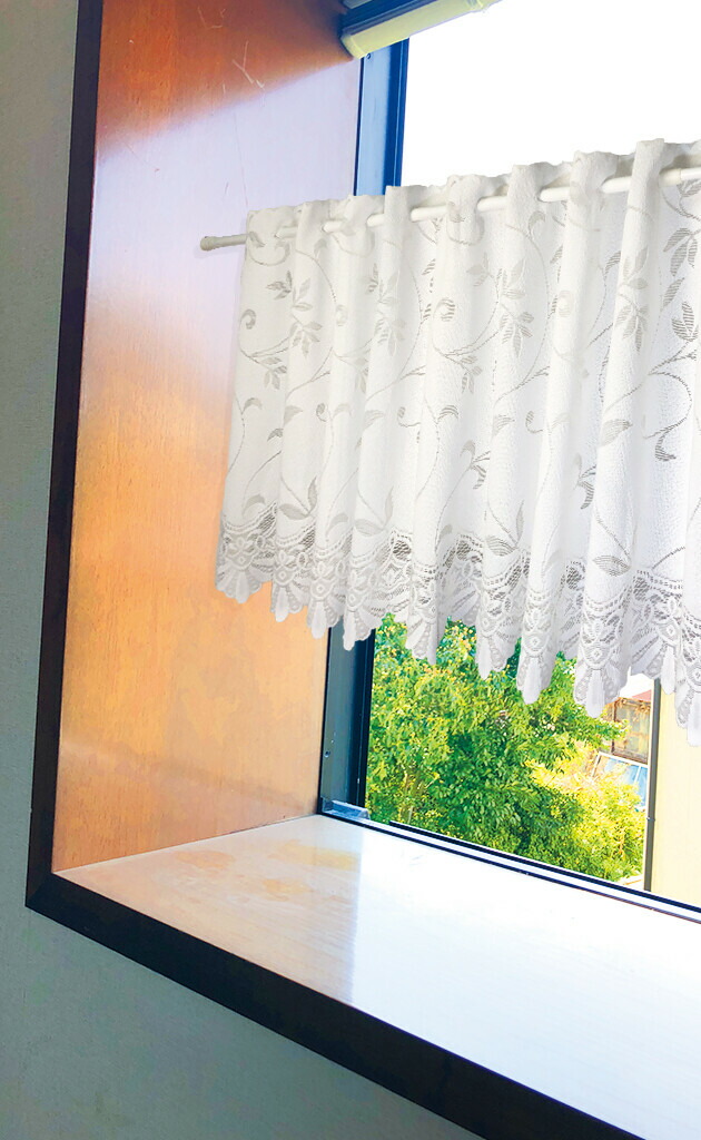 楽天市場 Uvカット カフェカーテン サラサ 小窓 日焼け防止 150x50cm 間仕切り 北欧 おしゃれ 目隠し シンプル モダン 和室 洋室 寝室 シンプル モダン コミットアンド楽天市場店