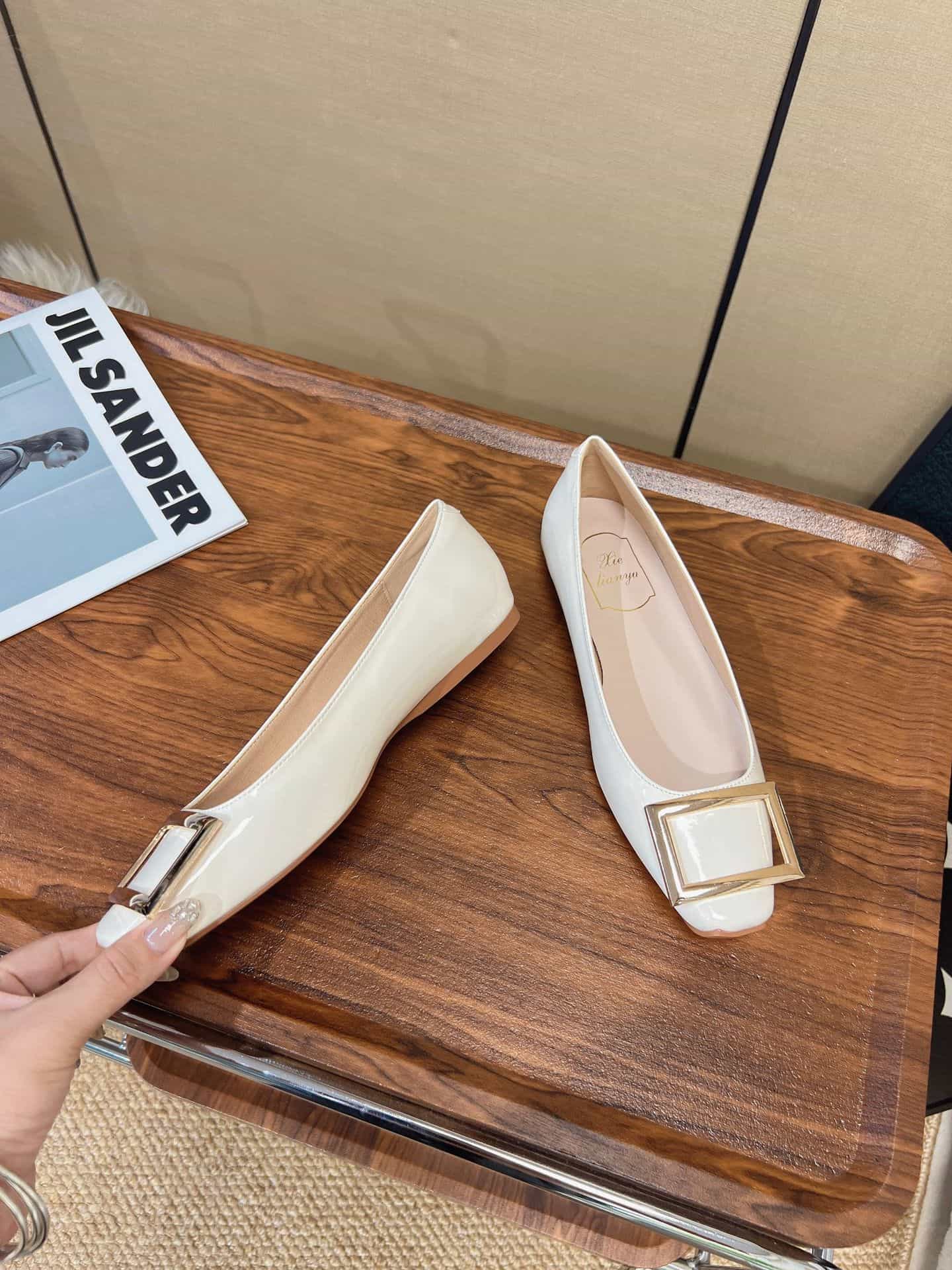 パンプス スクエアトゥ フラット ホワイト レディース ぺたんこ 歩きやすい バックル 通勤 オフィス ローヒール フォーマル 痛くない 柔らかい 走れる カジュアル 冠婚葬祭