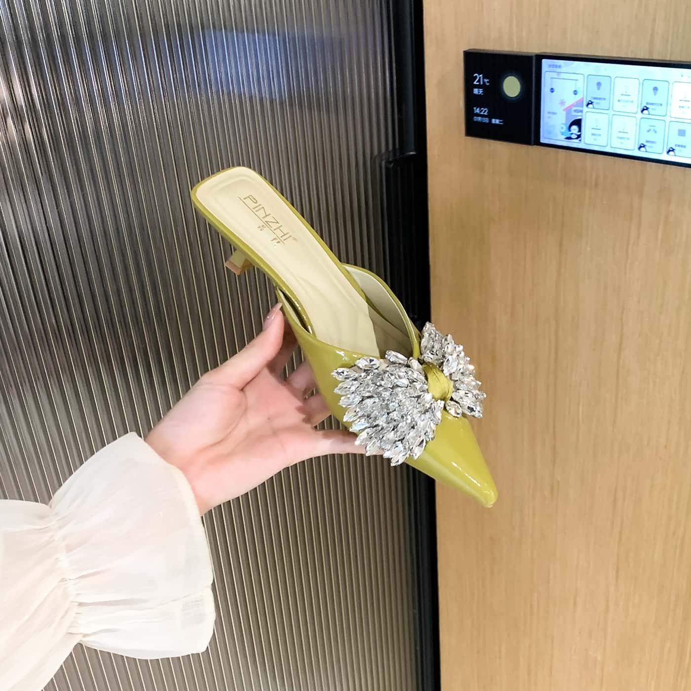 ミュール レディース パンプス ポインテッドトゥ ビジュー シュロの葉 ピン踵 ふわふわサンダル 家庭用スリッパ 事務所 華燭の典 寄り合い 心地よい 美脚 疲れない 可愛らしい 履き分かりやすい 脱げない 蒸