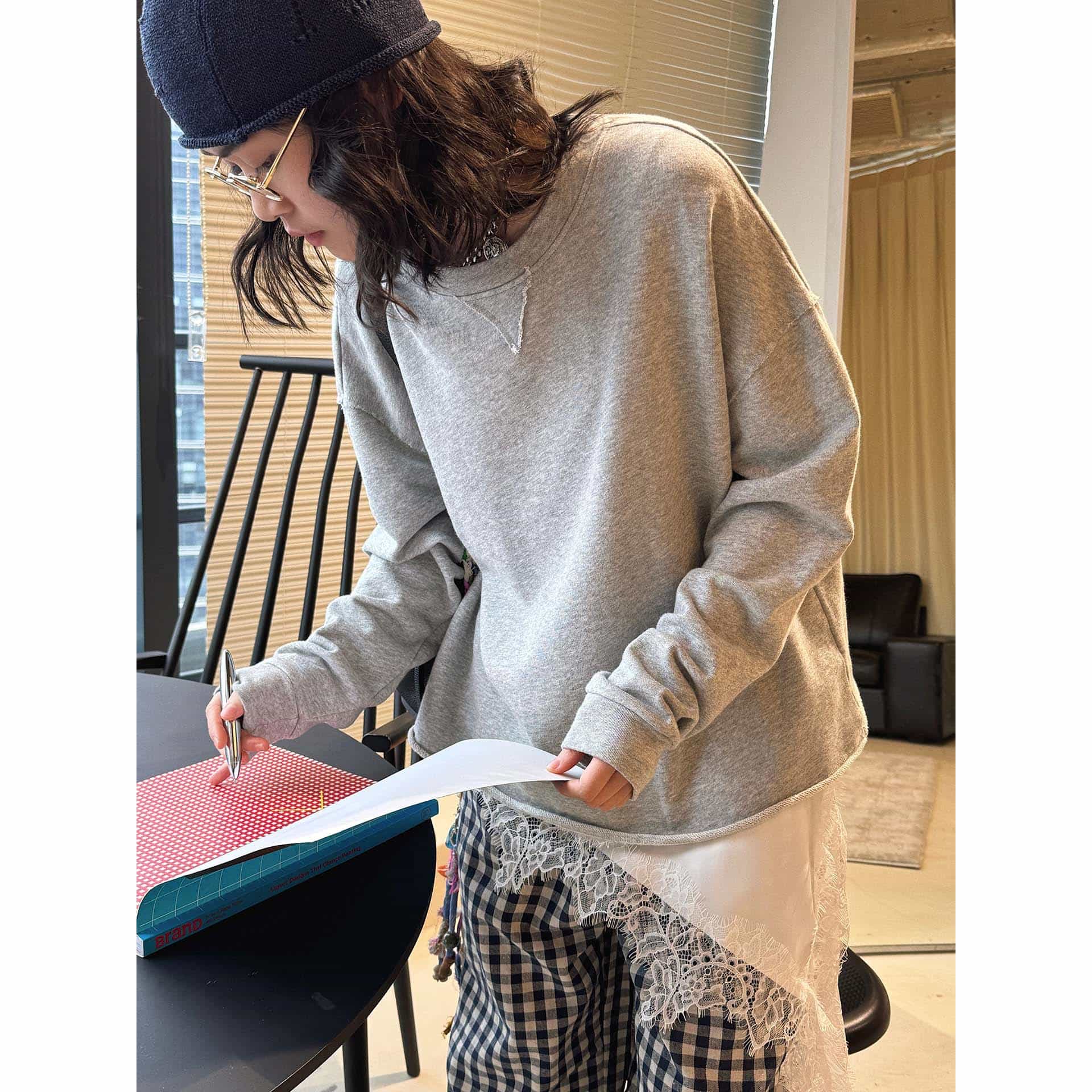 スウェット レディース トレーナー レイヤード風 レース 裾 プルオーバー ゆったり 長袖 クルーネック トップス カジュアル 秋 冬 春 オシャレ 可愛い 体型カバー 大きいサイズ シンプル 柔らか|Nartooston