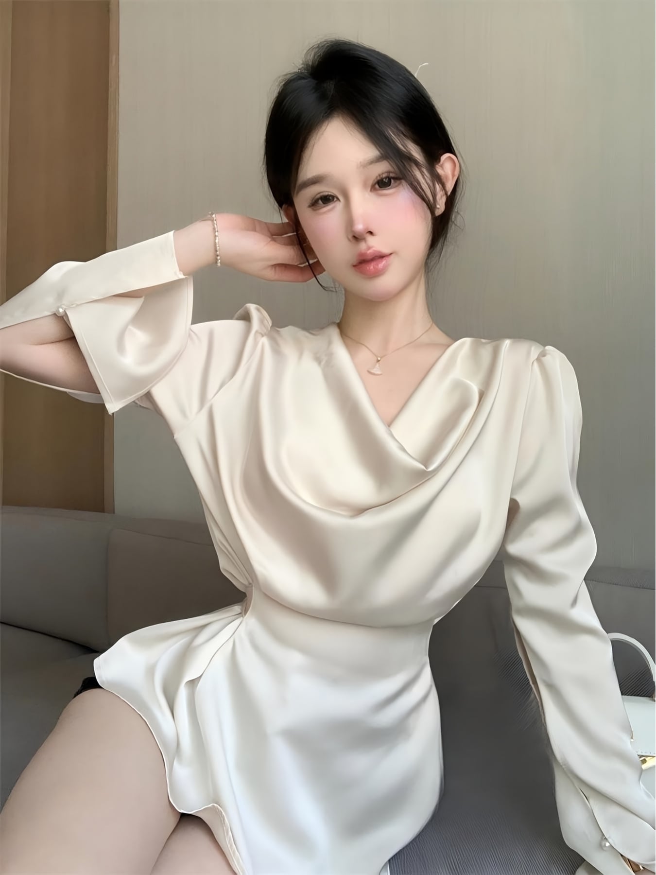 【とろみサテン】 ブラウス レディース 長袖 シャツ ドレープネック トップス 光沢 シルク風 襟なし ギャザー ウエストマーク くびれ 着痩せ 体型カバー 二の腕カバー 細見え 華奢見え きれいめ 大人可愛い フェミニン オフィス 通勤 OL 事務服 ビジネス フォーマル