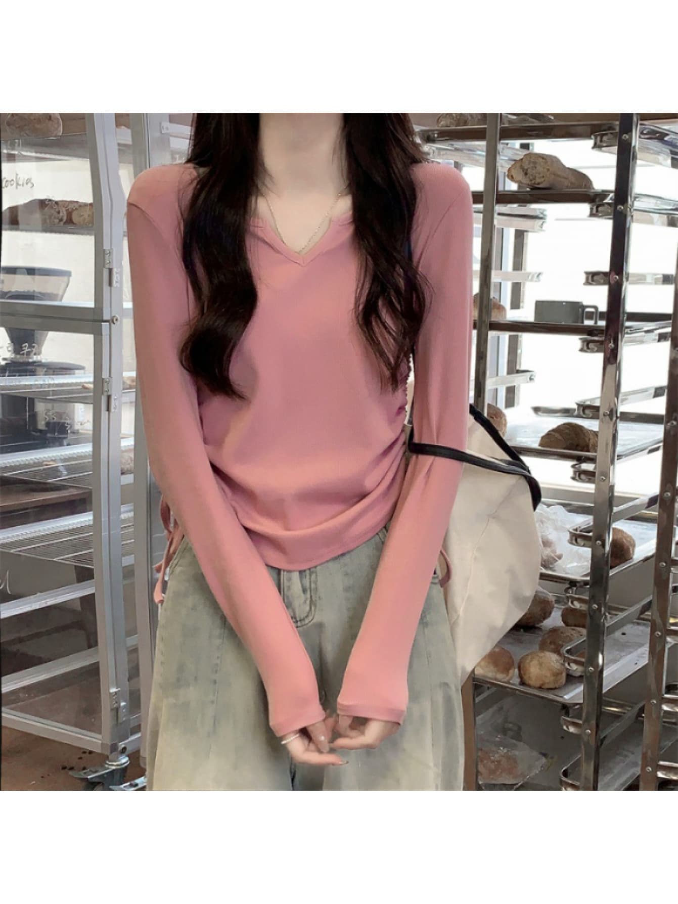 【ドロストデザイン】 Vネック Tシャツ レディース 長袖 カットソー シャーリング トップス ロンT 無地 タイト スリム フィット 着痩せ 細見え 伸縮性 ストレッチ インナー 重ね着 サイドリボン ギャザー シンプル 韓国ファッション 大人可愛い きれいめ カジュアル