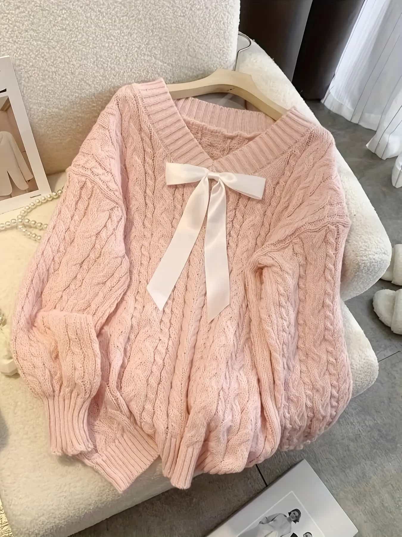 【25%OFFクーポンあり】【大人可愛い】ニット セーター レディース トップス Vネック ケーブル編み ビッグリボン ケーブルニット プルオーバー 長袖 ゆったり オーバーサイズ 体型カバー 着痩せ 小顔効果 華奢見え 韓国 フェミニン ガーリー 春 秋 冬 暖かい デート ピンク｜Nartooston