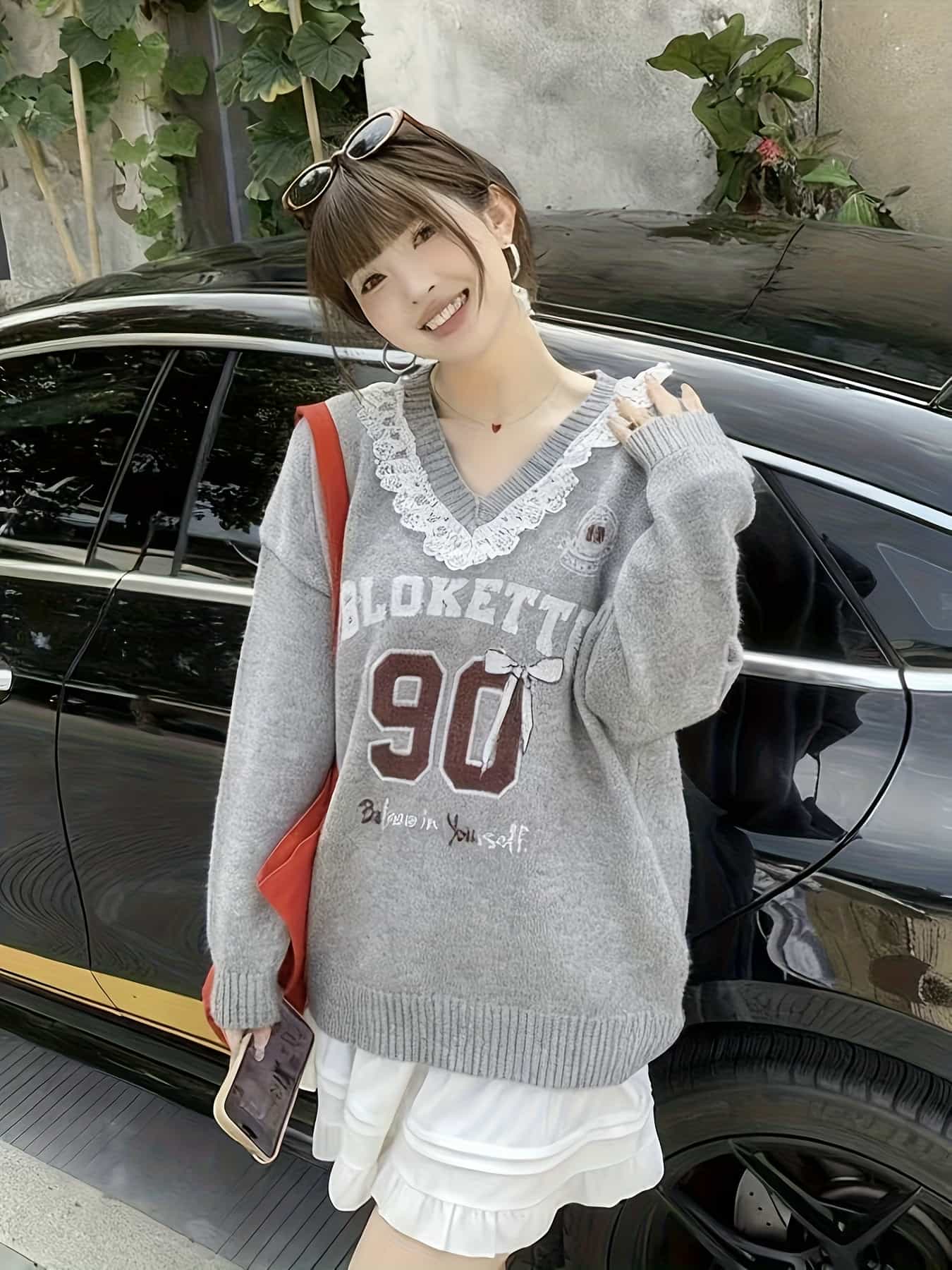 【大人可愛い】Vネック ニット セーター レディース レース 切り替え カレッジロゴ ロゴニット プルオーバー トップス 長袖 ボリューム袖 ドロップショルダー ビッグシルエット オーバーサイズ ゆったり 大きいサイズ 体型カバー 着痩せ 細見え リボン ナンバー 韓国風｜Nartooston
