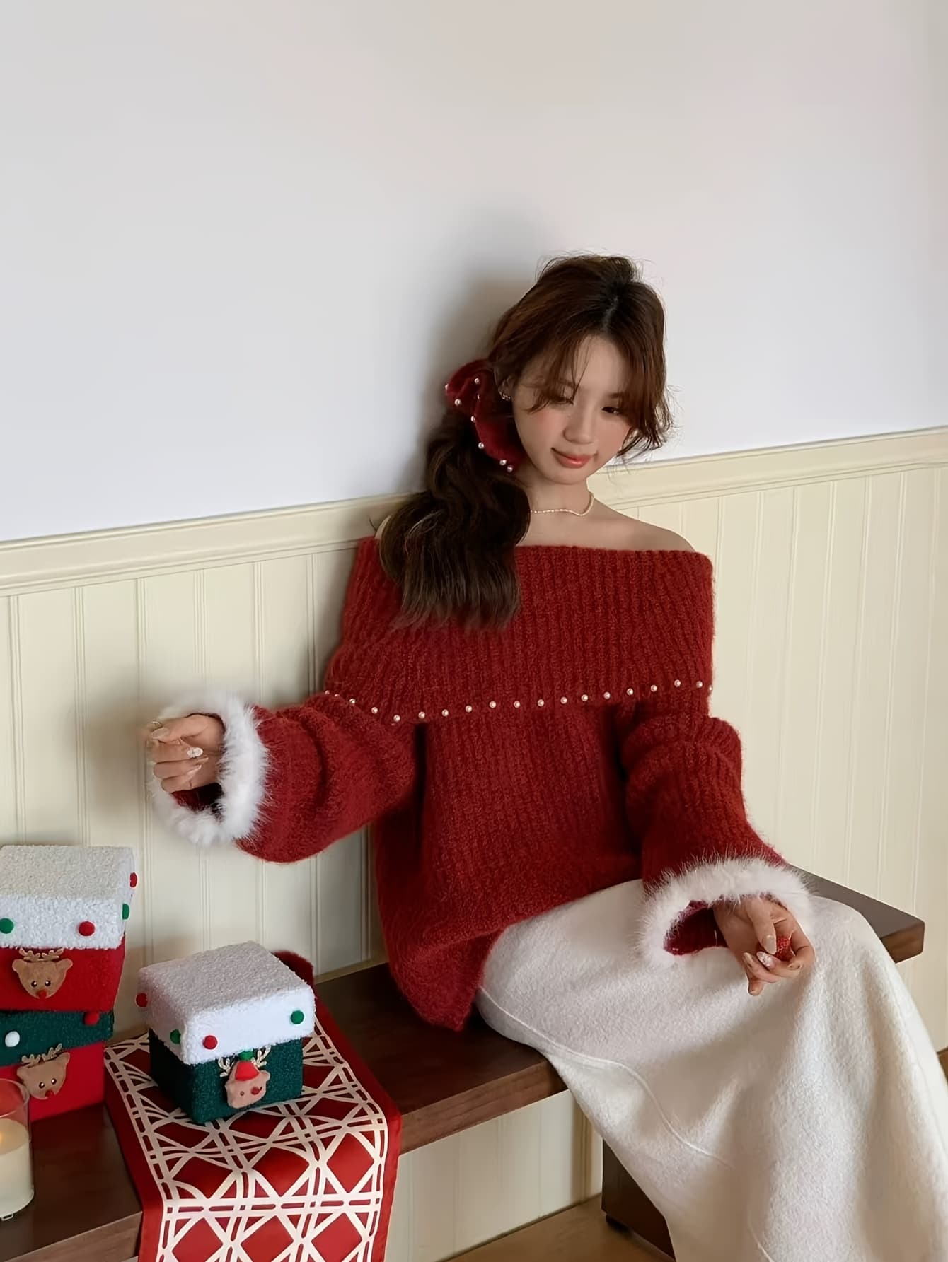 【パール付き】 オフショルダー ニット セーター レディース トップス 袖ファー ボートネック シャギーニット プルオーバー もこもこ ゆるニット チュニック 長袖 体型カバー 華奢見え 肩出し 大人可愛い きれいめ フェミニン ビジュー クリスマス デート 女子会｜Nartooston