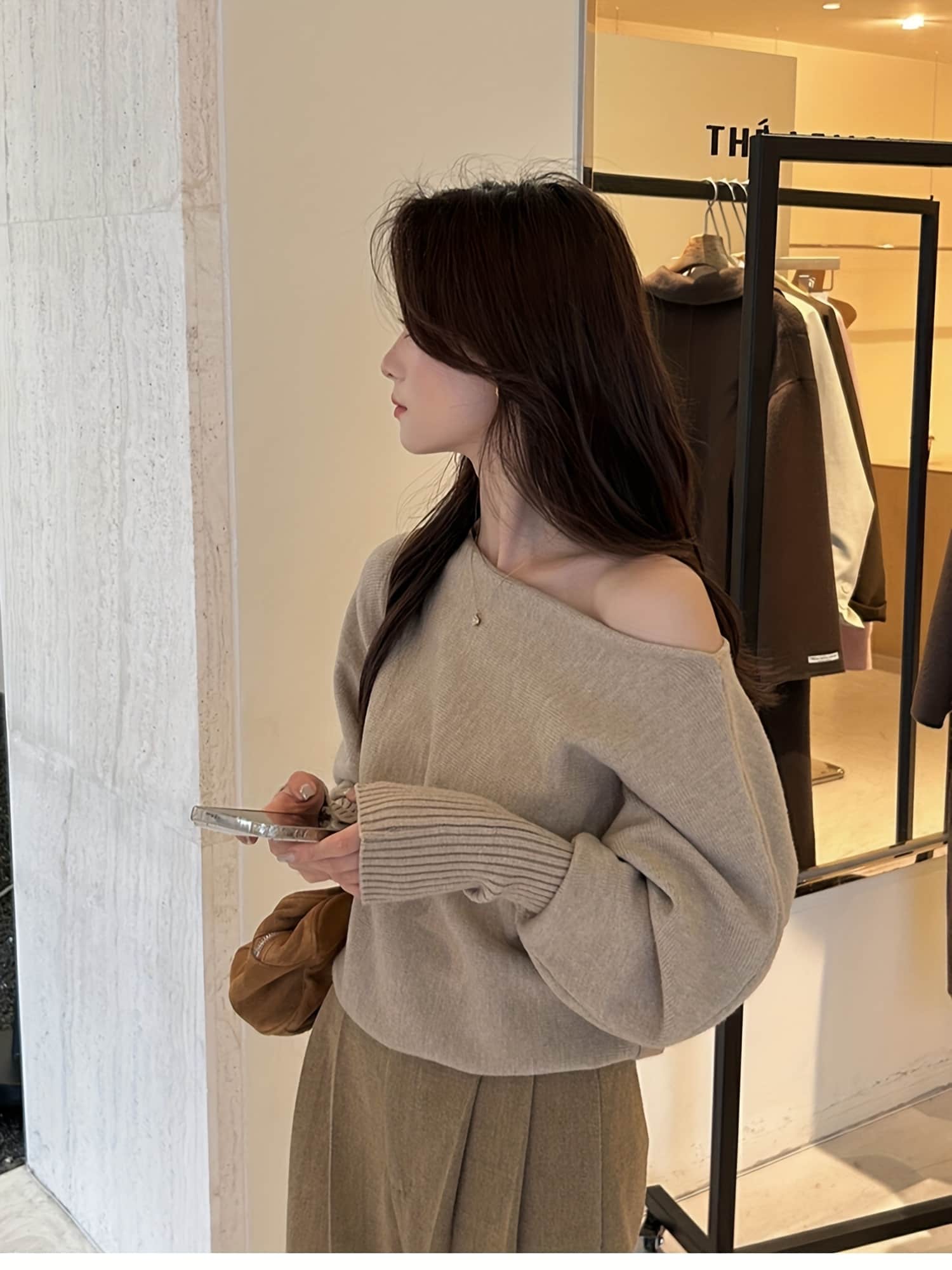 【デコルテ美人】オフショルダー ニット セーター レディース トップス 長袖 ワンショル プルオーバー カットソー ゆるニット 肩出し 肩見え 鎖骨見え ボリュームスリーブ リブ袖 ぽわん袖 無地 華奢見え 体型カバー 着痩せ 小顔 韓国 ファッション 大人可愛い｜Nartooston