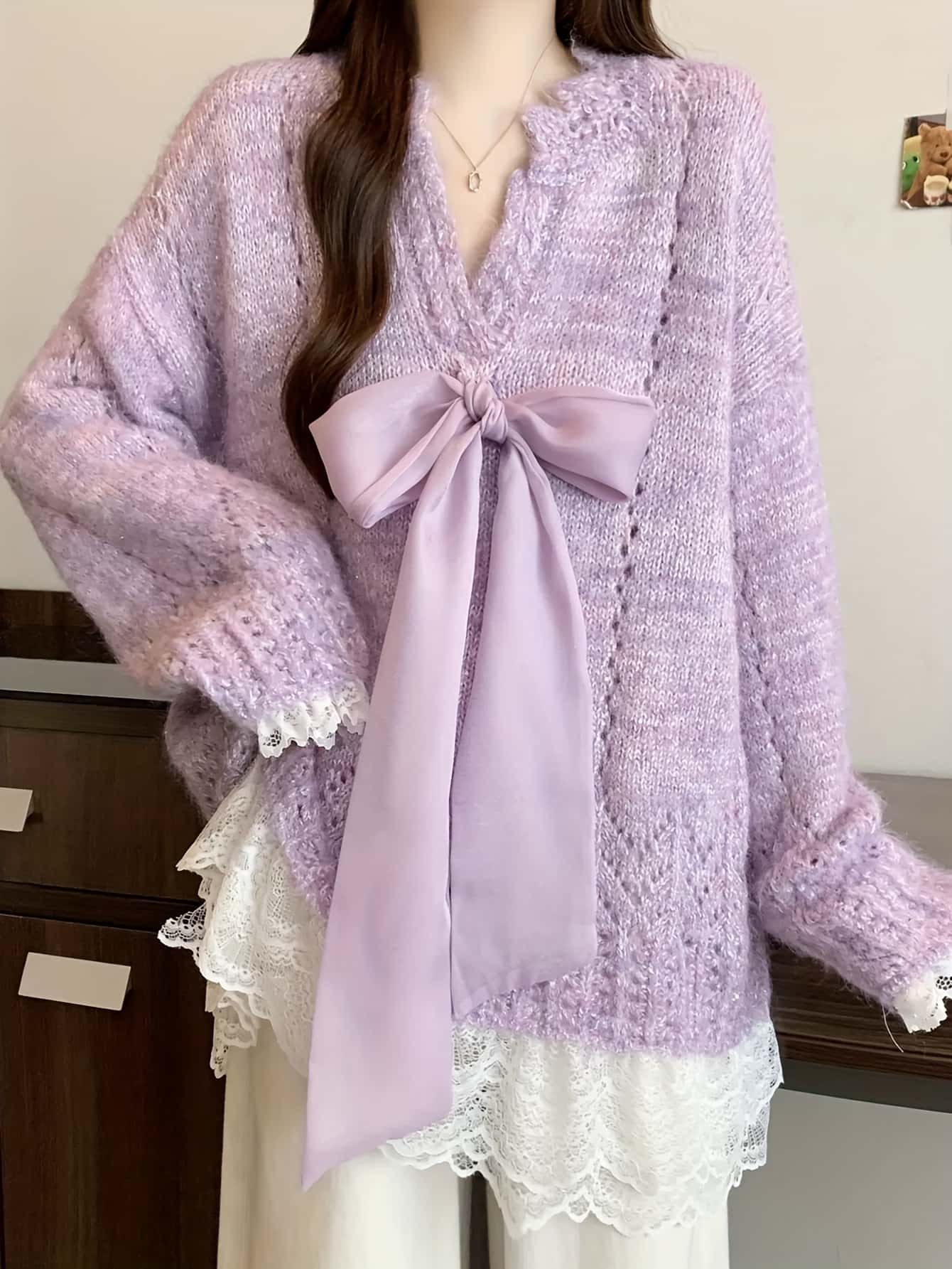 【リボン&times;レース】 ニット セーター レディース 長袖 トップス レース リボン 切り替え プルオーバー Vネック キーネック ビッグリボン 裾レース シャギーニット モヘアタッチ ふわふわ ゆったり 大きいサイズ 体型カバー 二の腕カバー 着痩せ 華奢見え 大人可愛い｜Nartooston
