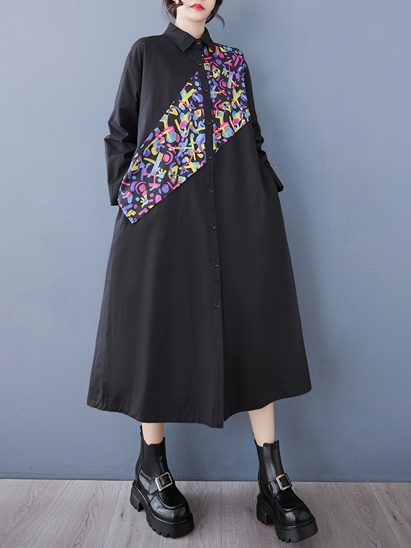 【切替アート柄】シャツワンピース ロング丈 レディース 長袖 襟付き 前開き 羽織り 膝下 マキシ丈 Aライン 幾何学 プリント アシンメトリー 柄 ワンピ チュニック 体型カバー ゆったり 大きいサイズ 着痩せ 20代 30代 40代 50代 秋 冬 春 ブラック 黒 カジュアル｜Nartooston