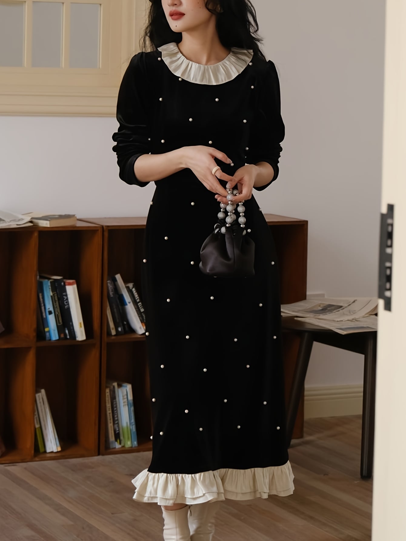 【パール付き】ワンピース ロング レディース 長袖 ベルベット風 ベロア 襟付き 裾フリル ミモレ丈 ロングワンピース 膝下 ヘップバーン風 着痩せ 細見え 体型カバー 大人可愛い きれいめ エレガント クラシック モノトーン フォーマル 結婚式 二次会 パーティー｜Nartooston
