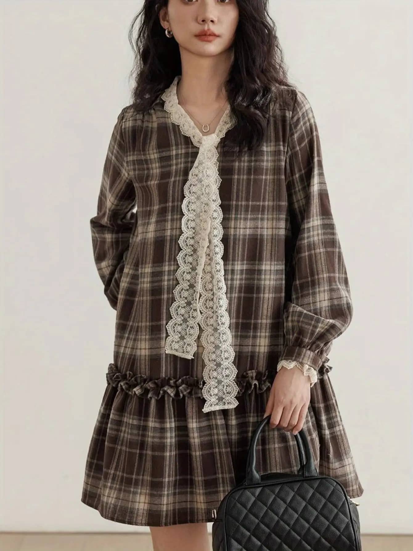 【レトロ可愛い】チェック柄 ワンピース レディース 長袖 レース リボン Vネック チュニック ミニワンピース Aライン 膝上丈 ゆったり 体型カバー 二の腕カバー 着痩せ 細見え 楽ちん ガーリー 大人可愛い 森ガール 秋 冬 春 新作 カジュアル お洒落 デート 普段着｜Nartooston