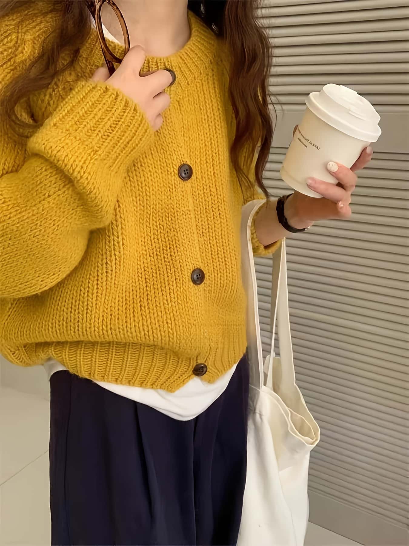 【ざっくり編み】 カーディガン レディース ニット 厚手 クルーネック 丸首 ニットカーデ 羽織り トップス セーター 長袖 無地 前開き ボタン ゆるニット ビッグシルエット ゆったり 大きいサイズ 体型カバー 着痩せ 細見え 暖かい 防寒 秋 冬 春 韓国ファッション｜Nartooston