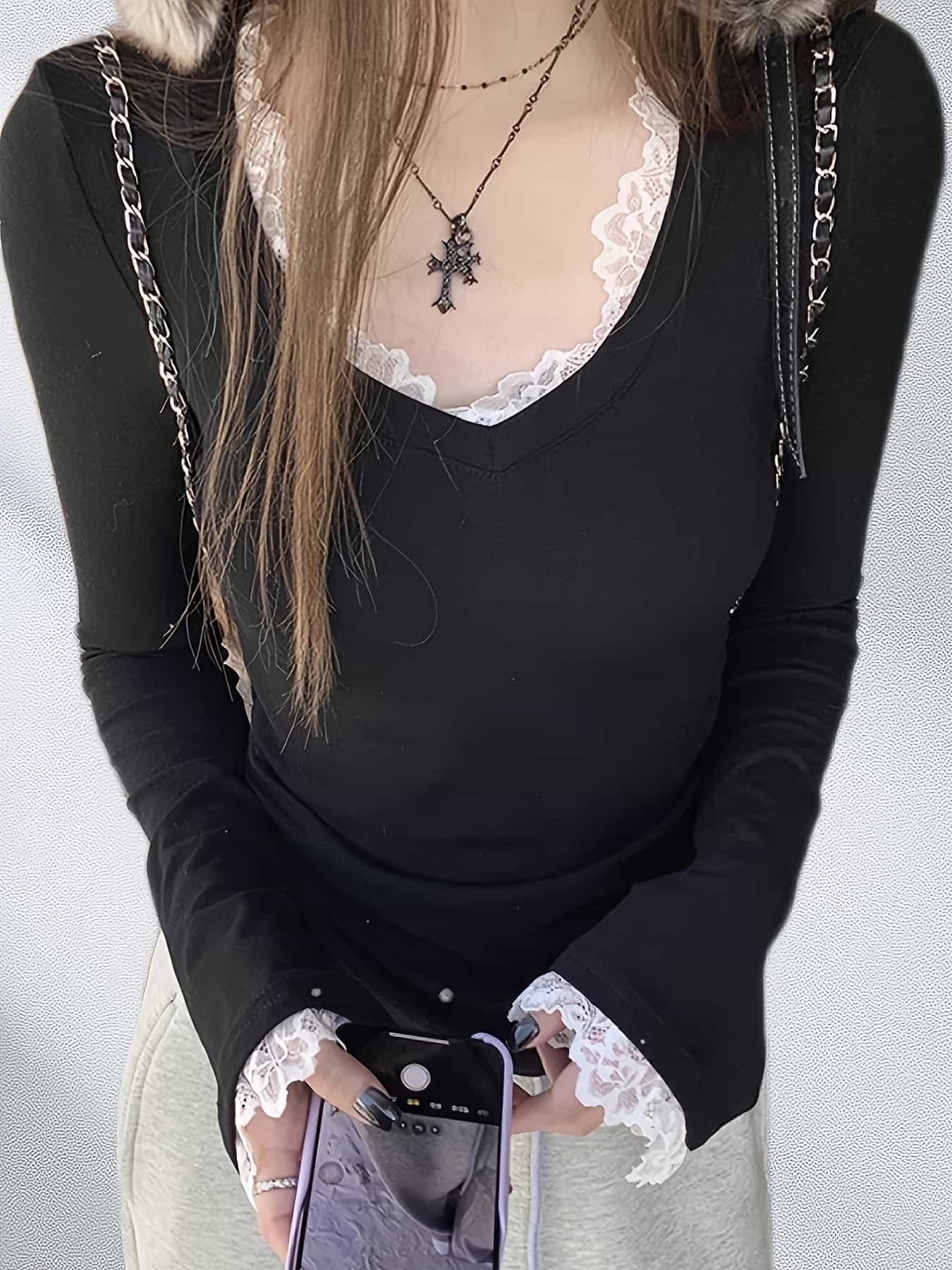 【鎖骨美人に】 レース Vネック Tシャツ レディース 長袖 カットソー ロンT トップス インナー 重ね着風 配色 襟レース 袖レース タイト スリム フィット 着痩せ 細見え 華奢見え 伸縮性 ストレッチ 韓国ファッション 地雷系 量産型 Y2K セクシー フェミニン きれいめ｜Nartooston