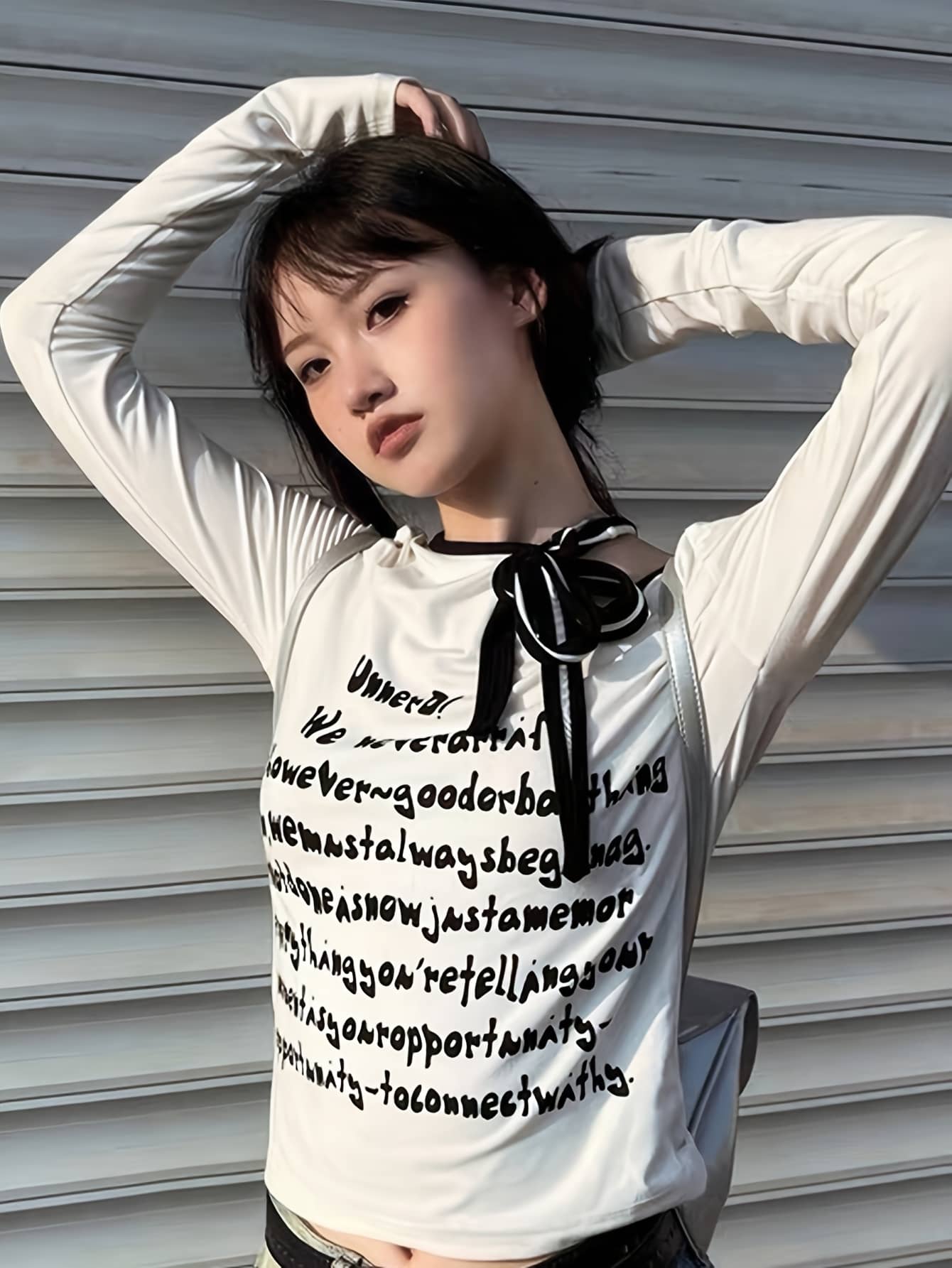 【英字ロゴ&times;リボン】ロンT レディース 長袖 Tシャツ カットソー トップス ロンティー ティーシャツ ろんてぃー 英字プリント ロゴT 紐付き 配色 バイカラー タイト スリム フィット 着痩せ 細見え 韓国ファッション ストリート系 カジュアル 秋冬 秋服 春 インナー｜Nartooston