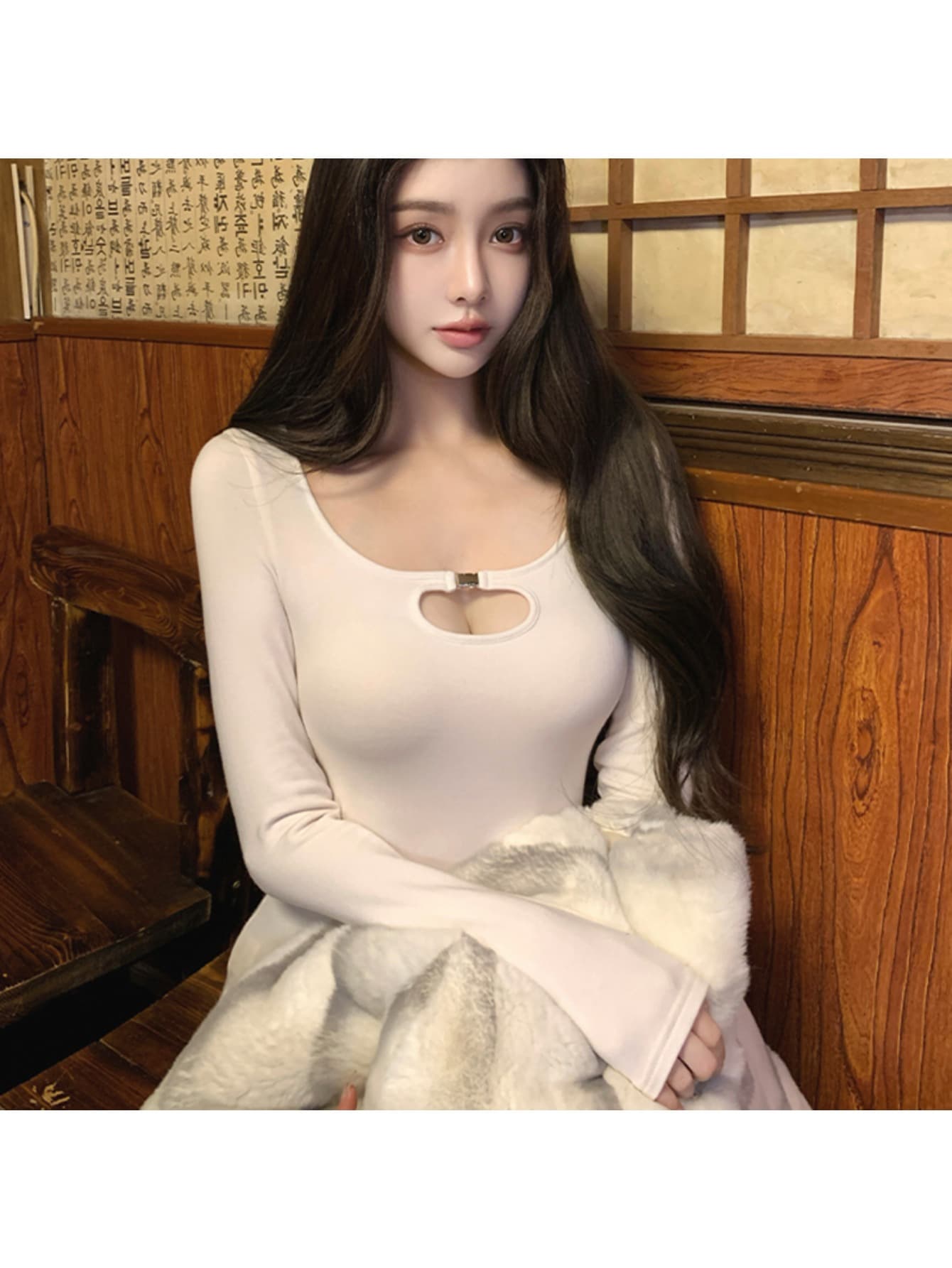 【胸元オープン】カットソー レディース 長袖 Tシャツ 胸開き セクシー タイト トップス ショート丈 クロップド丈 ロンT インナー 無地 シンプル ストレッチ フィット 韓国ファッション 春 秋 冬 着痩せ 細見え 谷間見え 鎖骨出し 肌見せ デート クラブ ギャル Y2K｜Nartooston