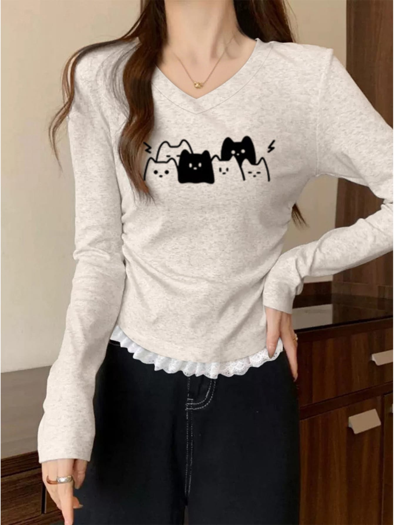【猫柄 Vネック】 Tシャツ レディース 長袖 裾レース ロンT カットソー トップス インナー スリム タイト 着痩せ 細見え 華奢見え 体型カバー ネコ柄 アニマル プリント 重ね着風 レイヤード風 カジュアル レトロ アメカジ 大人可愛い 春 夏 秋 冬 コットン混｜Nartooston