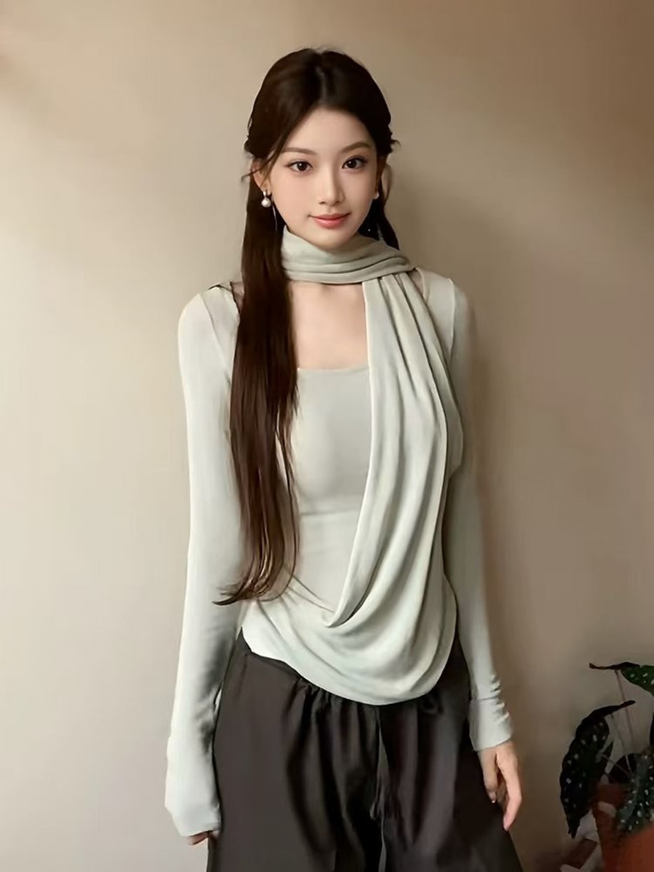 【小顔見え】カットソー レディース 長袖 Tシャツ Uネック チョーカー風 ストール付き タイト トップス ロンT インナー 無地 シンプル 伸縮性 ストレッチ フィット 重ね着 レイヤード 韓国 ファッション 秋 冬 春 20代 30代 40代 大人 きれいめ カジュアル 細見え｜Nartooston