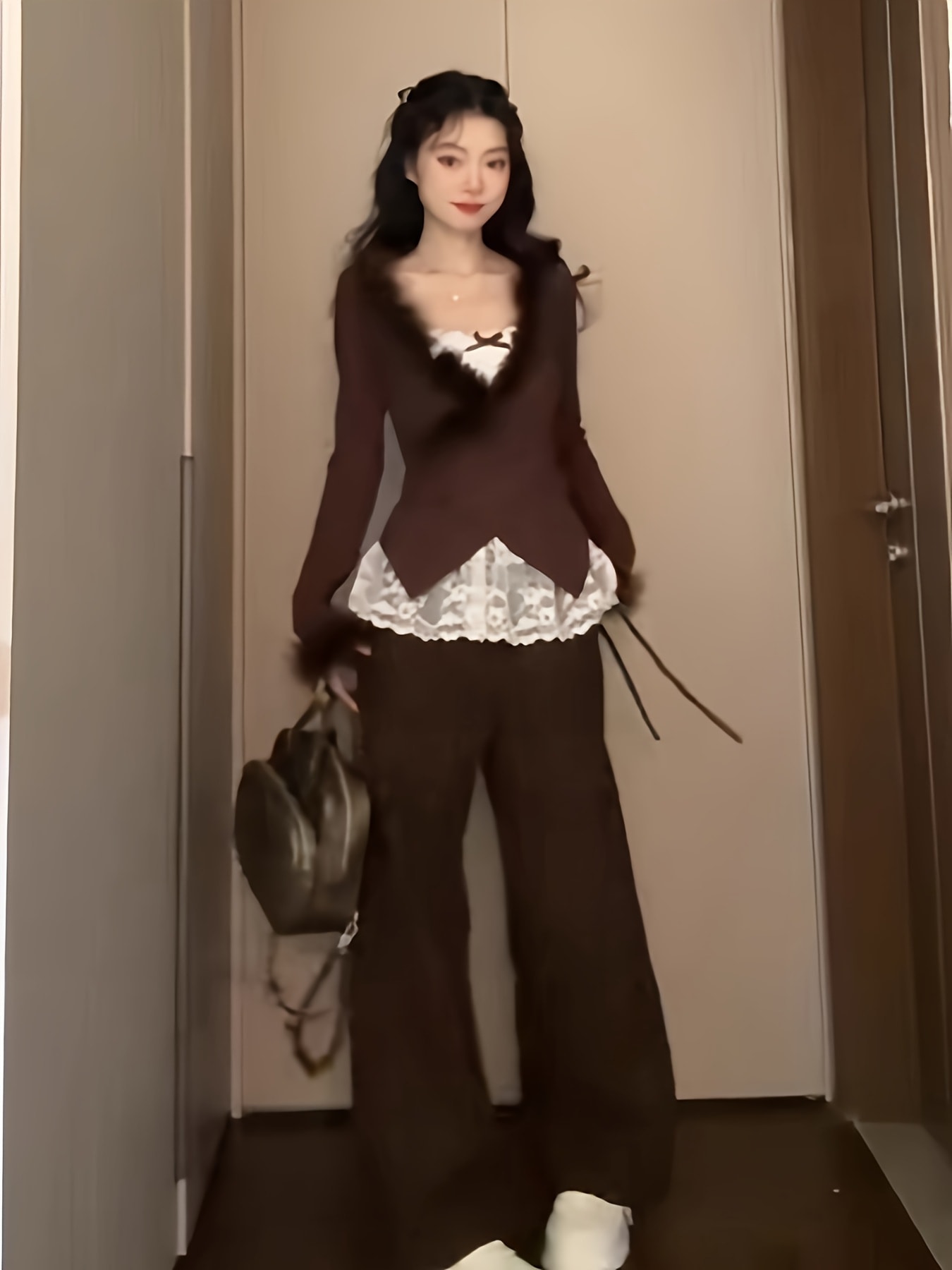 【大人可愛い】 カーディガン ニット トップス レディース レース エコファー Ｖネック 長袖 ドッキング レイヤード 重ね着 フリル 秋 冬 春 デート お出かけ 韓国ファッション レトロ フェミニン 着痩せ 細見え 体型カバー ショート丈 羽織り あざとい｜Nartooston
