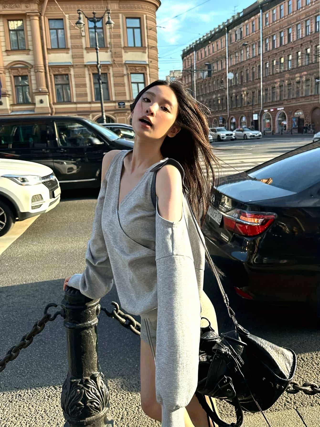 【オープンショルダー】スウェット トップス レディース Vネック トレーナー プルオーバー 長袖 カットアウト 肩出し ゆったり 体型カバー 着痩せ 華奢見え 抜け感 楽ちん 大人カジュアル 部屋着 ルームウェア お出かけ 春 秋 冬 無地 グレー|Nartooston