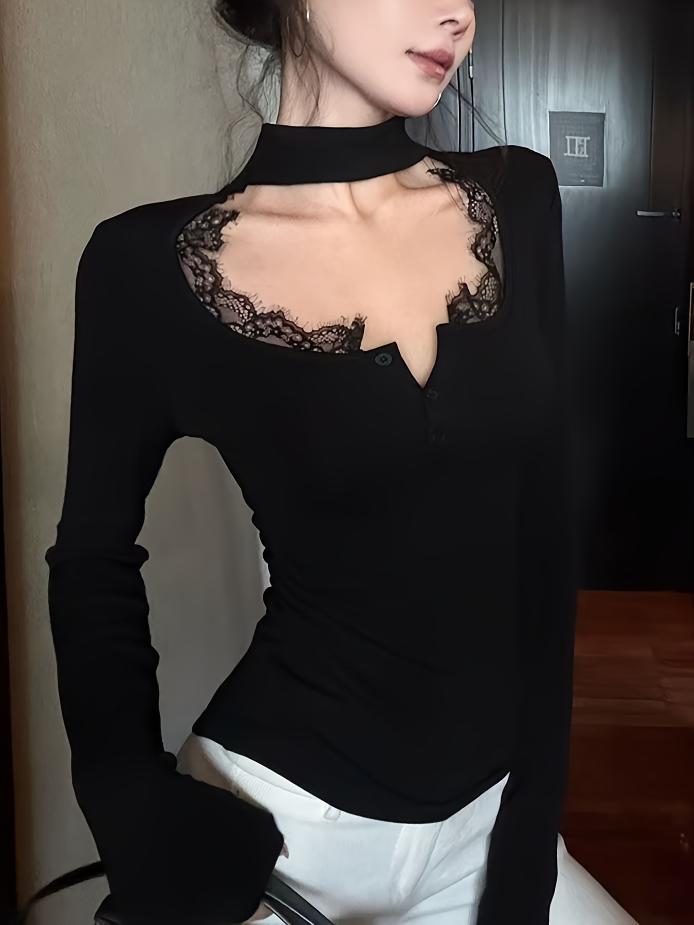 【胸元セクシー】レース 切替 カットソー レディース トップス ロンT 長袖 チョーカー風 ネック 胸元 あき オープン タイト スリム フィット 着痩せ 細見え インナー 重ね着 ボタン 無地 ブラック 黒 伸縮性 ストレッチ 大人可愛い きれいめ エレガント フェミニン｜Nartooston