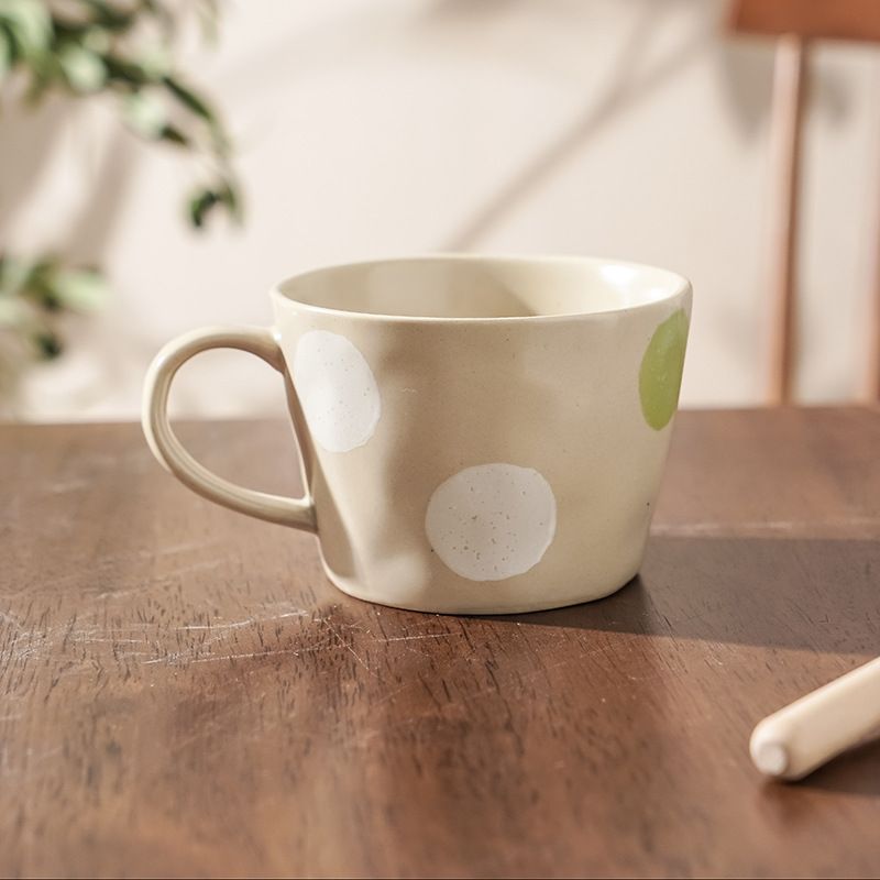 マグカップ 北欧風 陶器 おしゃれ 緑のドット柄 360ml コーヒーカップ 水玉 手書き風 かわいい ティーカップ 大きめ カフェ 食器 贈り物 電子レンジ対応 食洗機対応 レディース メンズ ほっ