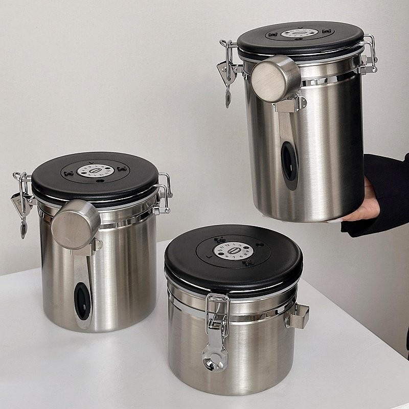 【鮮度守りつづける】 コーヒーキャニスター ステンレス鋼 密封入れもの 1.2L キャフェ缶 豆 保護すること入れもの 刀圭付き添い人 逢い引き文字盤 密閉入れもの 遮光 燻す押しとどめる 排気ガス弁膜 湿り気押しとどめる 1200ml 大静電容量 キャフェ 豆入れ 粉 乾物 木ノ実 御菓子 調味料入れ 茶筒 勝手もと 納める 雑貨 今めかしい 分かりやすい
