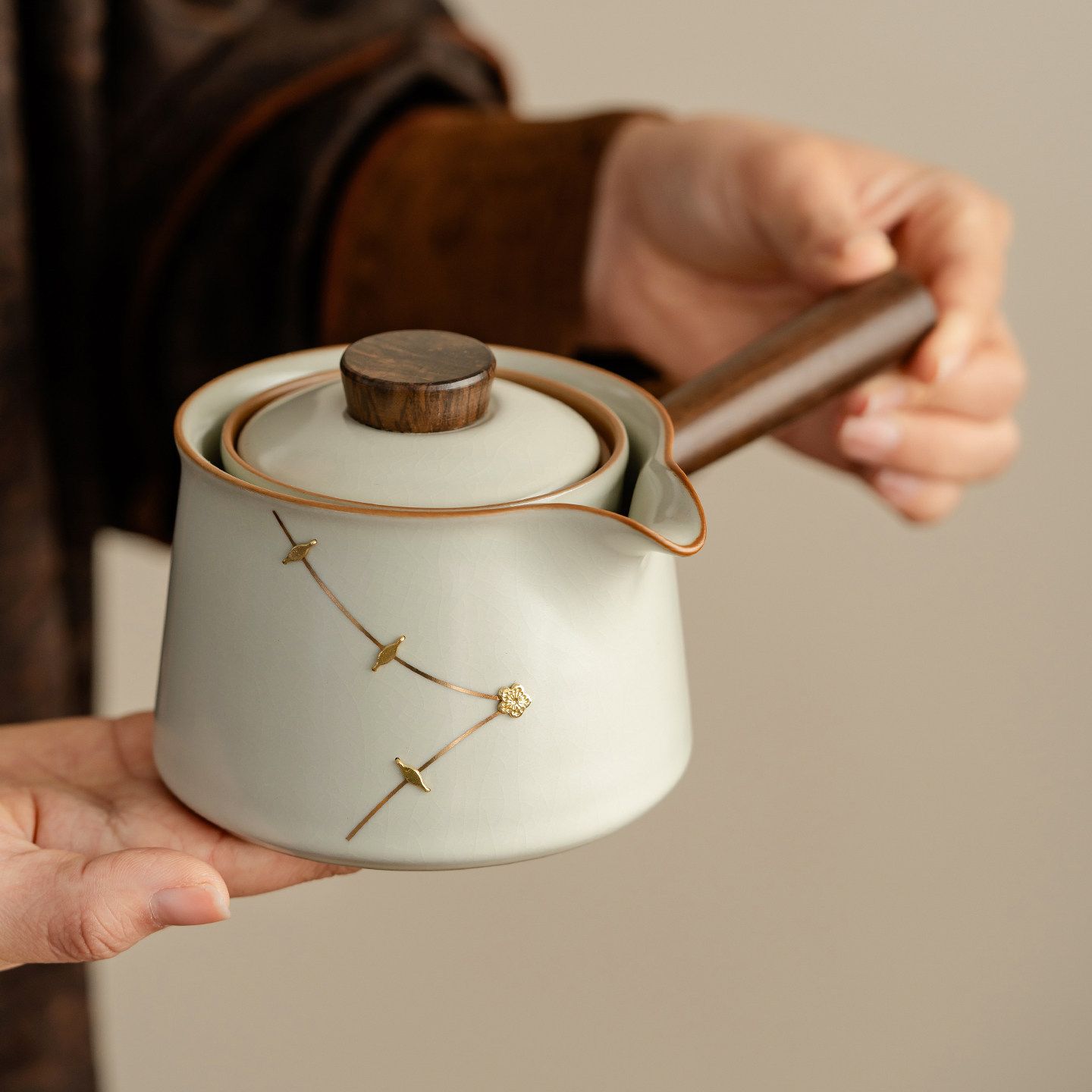 【360度回転させる】急須 横手急須 ティーポット 茶器 瀬戸もの 瀬戸もの 陶芸 ポット 中国茶器 日本茶 煎茶 ウーロン茶 緑茶 茶こし付き添い人 木柄 木製手持ち部分 金継ぎ切れ風 梅 和今めかしい レトロ 注ぎ分かりやすい 洗い分かりやすい 今めかしい おうち第四次元 お客さん用 差し上げ物 差し上げ物 差し上げ物 新やって行く