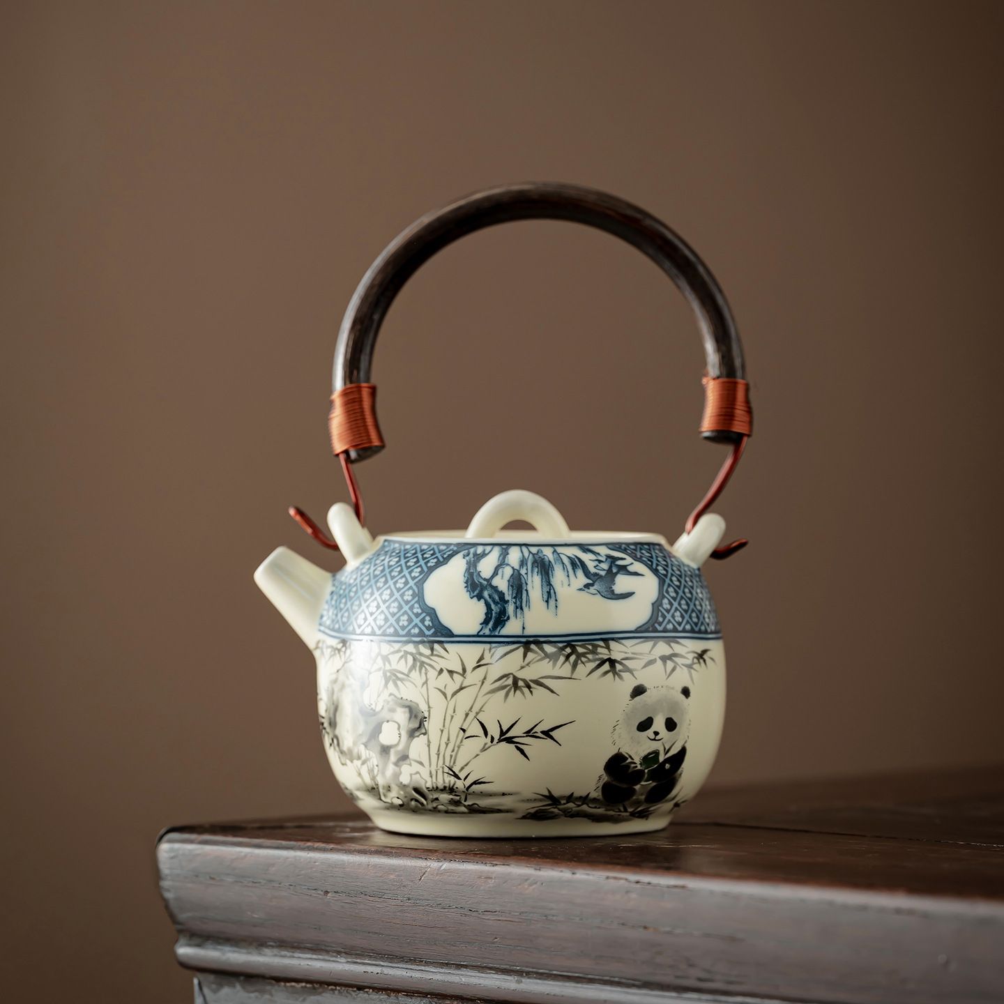 【ジャイアントパンダと竹】 土瓶 急須 ティーポット 茶器 瀬戸もの つる付き添い人 腕っこき型 ポット 中華風 シノワズリ アジアン レトロ 愛くるしい 茶の葉 中国茶 ウーロン茶 煎茶 緑茶 ほうじ茶 紅茶の葉 お客さん用 普段使い走り おうち喫茶店 染付風 和今めかしい 差し上げ物 差し上げ物