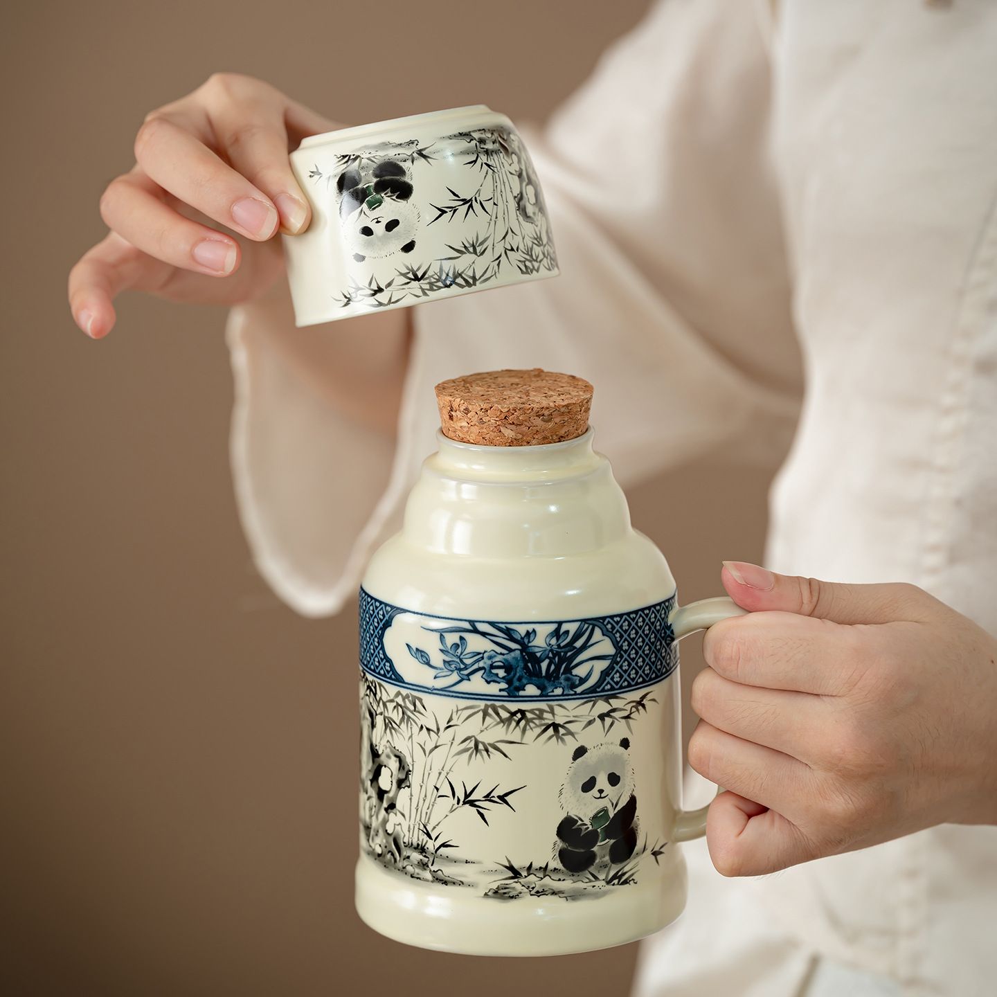 【ジャイアントパンダ茶器】茶器書き割り 急須 蓋付き添い人 カップ 水呑み付き添い人 瀬戸もの ティーポット 中国茶器 湯呑み 茶の葉 携帯型 持ちはこぶ キルク 原則として型 スタッキング パウダーコンパクト 水墨画風 竹 笹 アジアン 中華風 愛くるしい 今めかしい 事務室 住み処 旅する アウトドア 食器 差し上げ物