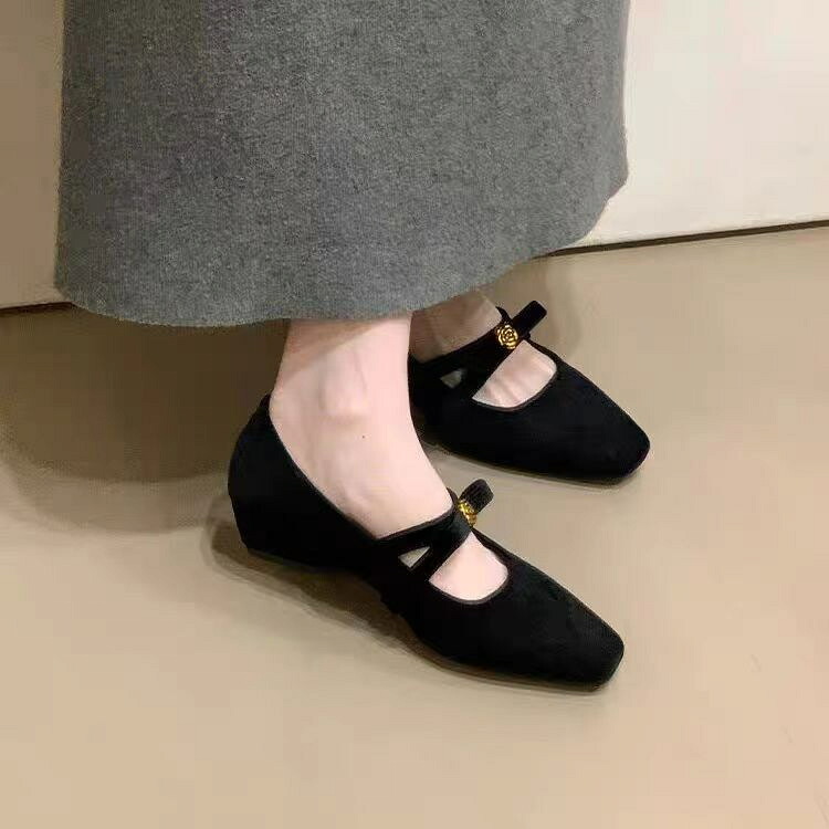 パンプス レディース スクエアトゥ メリージェーン ローヒール 痛くない 脱げない 疲れにくい 通勤 女性 カジュアル ローファー フラワー ぺたんこ 仏式 レトロ 秋 冬 ストラップ