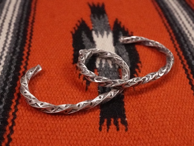 INDIAN JEWELRY : NAVAJO TRIANGLE STERLING SILVER BANGLE “BO GARY REEVES” / 北米インディアン宝飾品 ナバホー ３角形 スターリングシルバーバングル