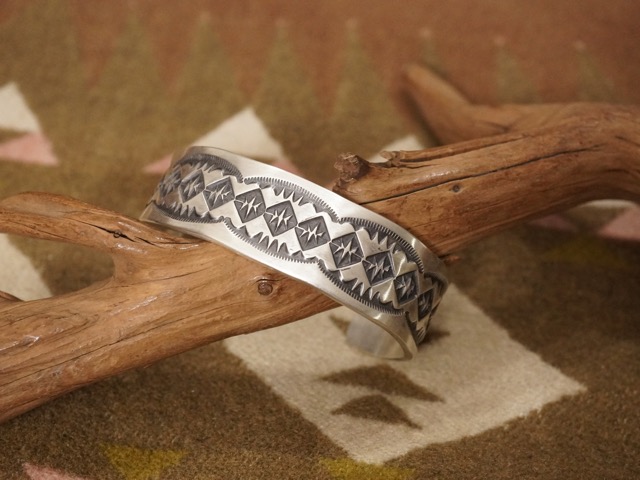 INDIAN JEWELRY : NAVAJO HANDMADE STERLING SILVER BANGLE ” BENSON SHORTY “ / 北米インディアン 宝飾品 ナバホー 御手手お手伝いさん スターリング シルバーバングル