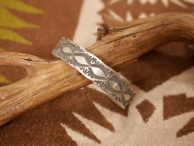 INDIAN JEWELRY : HAMMERING STUMP WORK SILVER BANGLE ” EMERSON BILL “ / 北米インディアン 宝飾品 消し印細工物 シルバーバングル