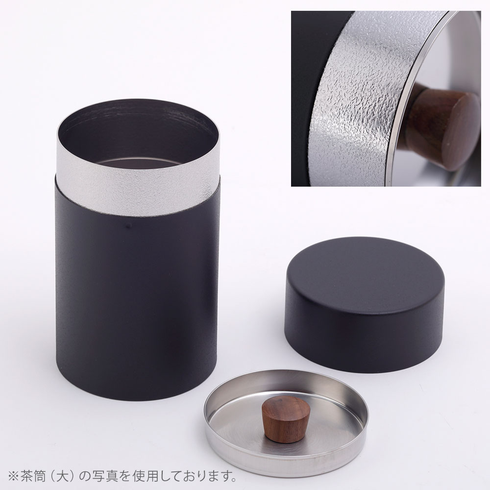 內蓋支架採用經過特殊處理的不銹鋼製成，因此刮痕不太明顯。