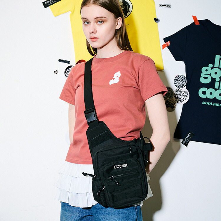 《 COOLA ロゴ ショルダー バッグ 》 クーラ BAG ショルダーバッグ ボディバッグ ユニセックス 手ぶらアイテム お散歩バッグ 大容量 ポケット コンパクト ワッペン ワンポイント ナナメ掛け おしゃれ レディース カジュアル ストリート レディースファッション モード|COOLA