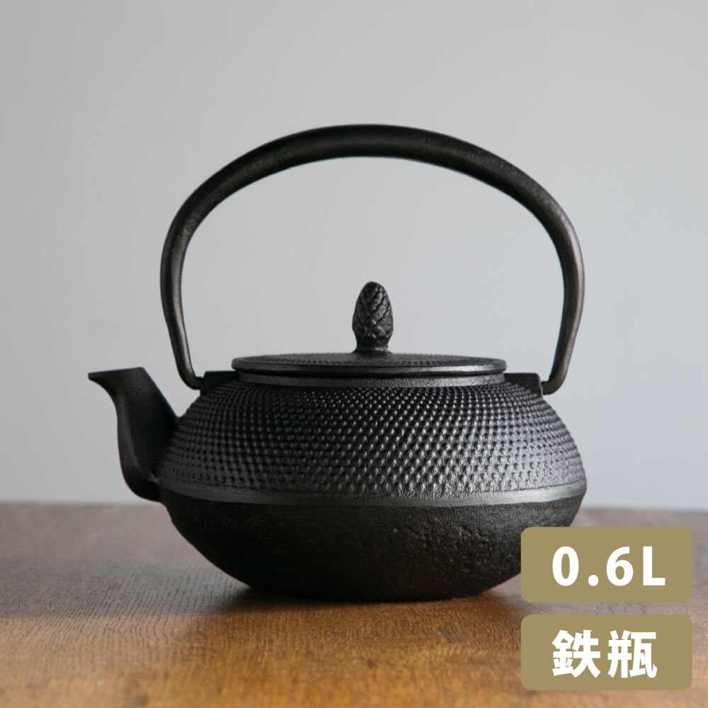 送料無料 南部鉄器 鉄瓶 アラレ0 6l 黒 直火 伝統工芸 カラー 日本製 北欧 シンプル モダン 霰 ロジアソシエイツ Roji ブラック ギフト 贈り物 おしゃれ かわいい 鉄器 鉄瓶 お茶 和食器 紅茶 白湯 600ml 岩手 おすすめ 母の日 岩手県の南部鉄器 直火の出来る本格的な鉄瓶