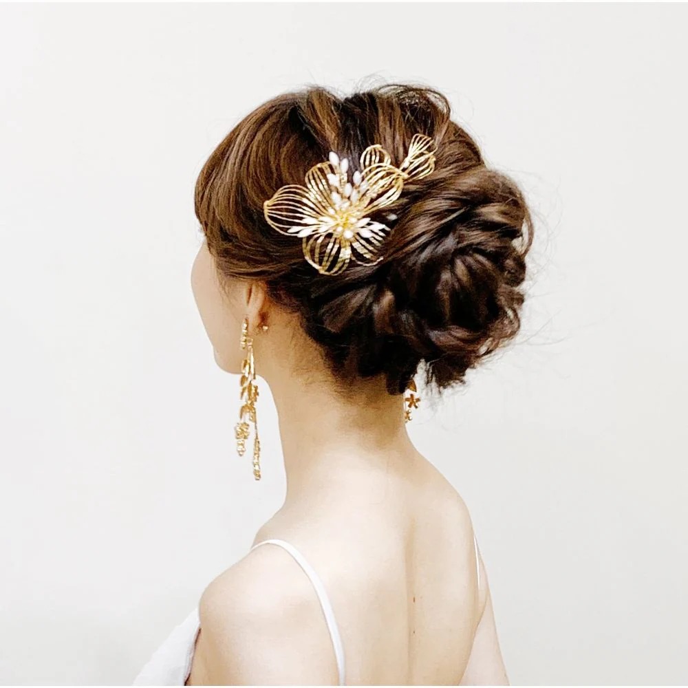 【ウェディング ブライダル 花嫁 ヘッドアクセ】【ヘッドドレス】ゴールドフラワーのヘッドコーム【結婚式 アクセサリー ヘッドコサージュ】【前撮り 披露宴 二次会 ブライダルアクセサリー】