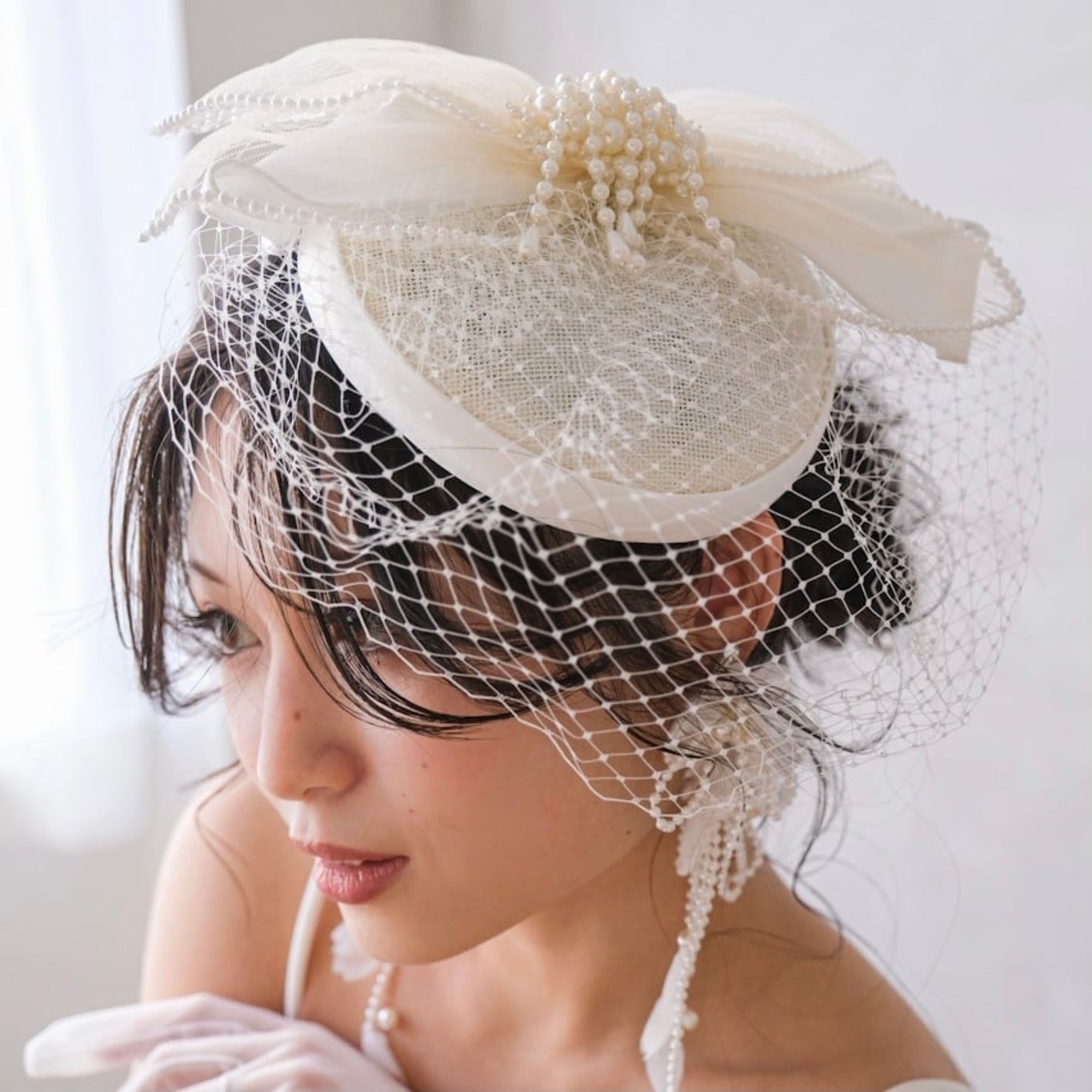 【ウェディング ブライダル 花嫁 ヘッドアクセ】ブライダルハットトークハットトーク帽オフホワイトs7【結婚式 アクセサリー ヘッドコサージュ】【前撮り 披露宴 二次会 ブライダルアクセサリー】