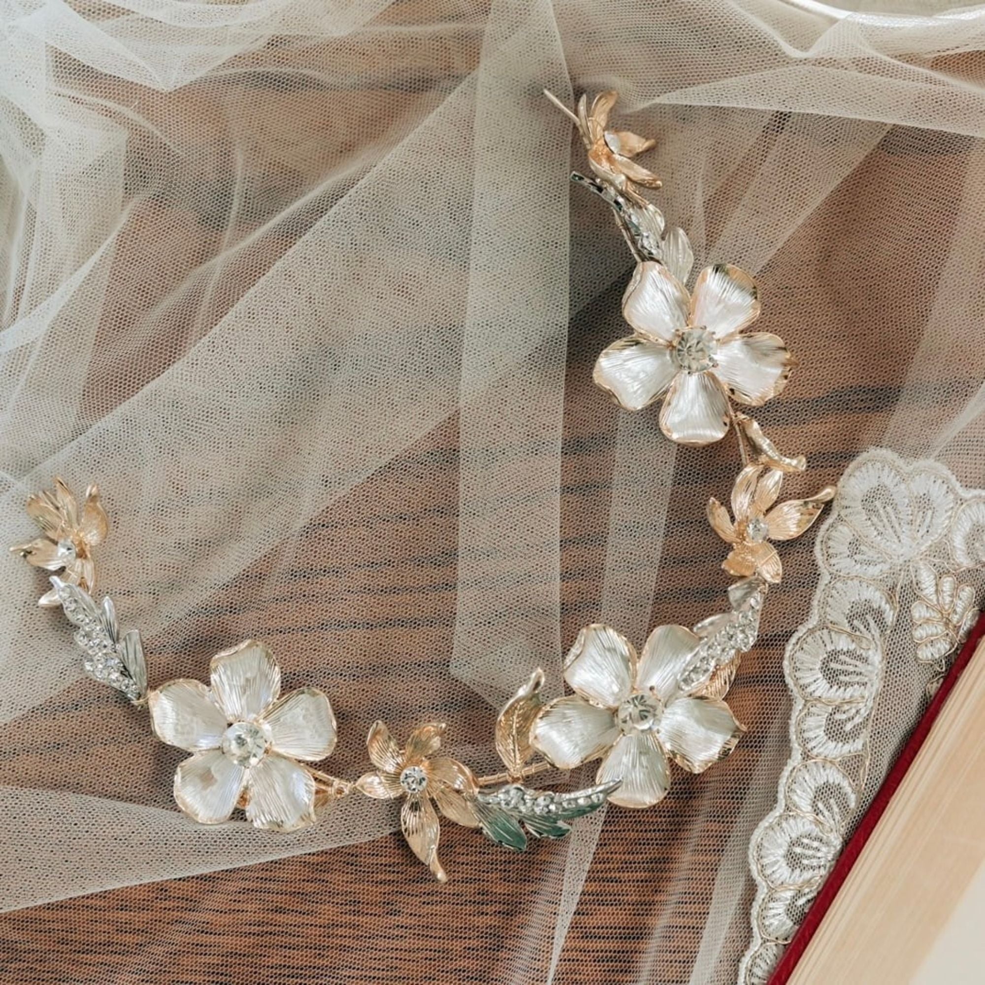 【ウェディング ブライダル 花嫁 ヘッドアクセ】【ヘッドドレス】Silasflowerヘッドドレスウェディングブライダルアクセサリー[AM-106]【結婚式 アクセサリー ヘッドコサージュ】【前撮り 披露宴 二次会 ブライダルアクセサリー】｜CORDY（コーディ）店