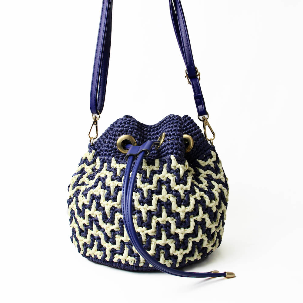 モザイククロッシェ巾着バッグ キット ディープシー ホワイト キット 手芸 編み物 手編み ラフィア バッグキット 編み図 レシピ 初心者 動画解説 レディース 洗えるラフィア風手芸糸 コットンラフィアのキット 編み図ストラップのみ 人々の生きる支えに Diasaonline Com