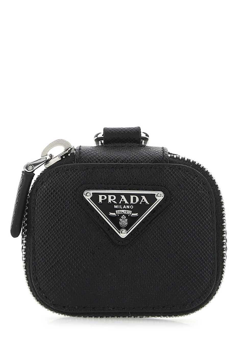 なつ　極美品　PRADA サフィアーノ トライアングルロゴ ブローチ PRADA - プラダ トライアングル プレートロゴ ブローチ ブラック