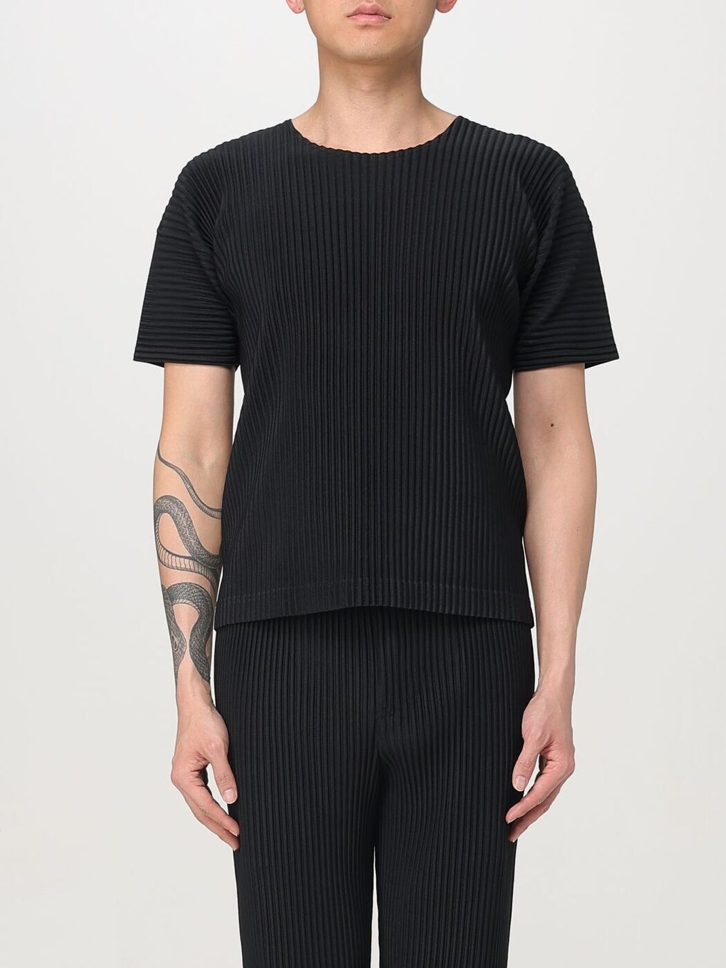 Tシャツ・カットソー HOMME PLISSE' ISSEY MIYAKE Men T-shirt Black HP56JK520 15 Homme Plisse Issey Miyake Black Monthly Colors January Long