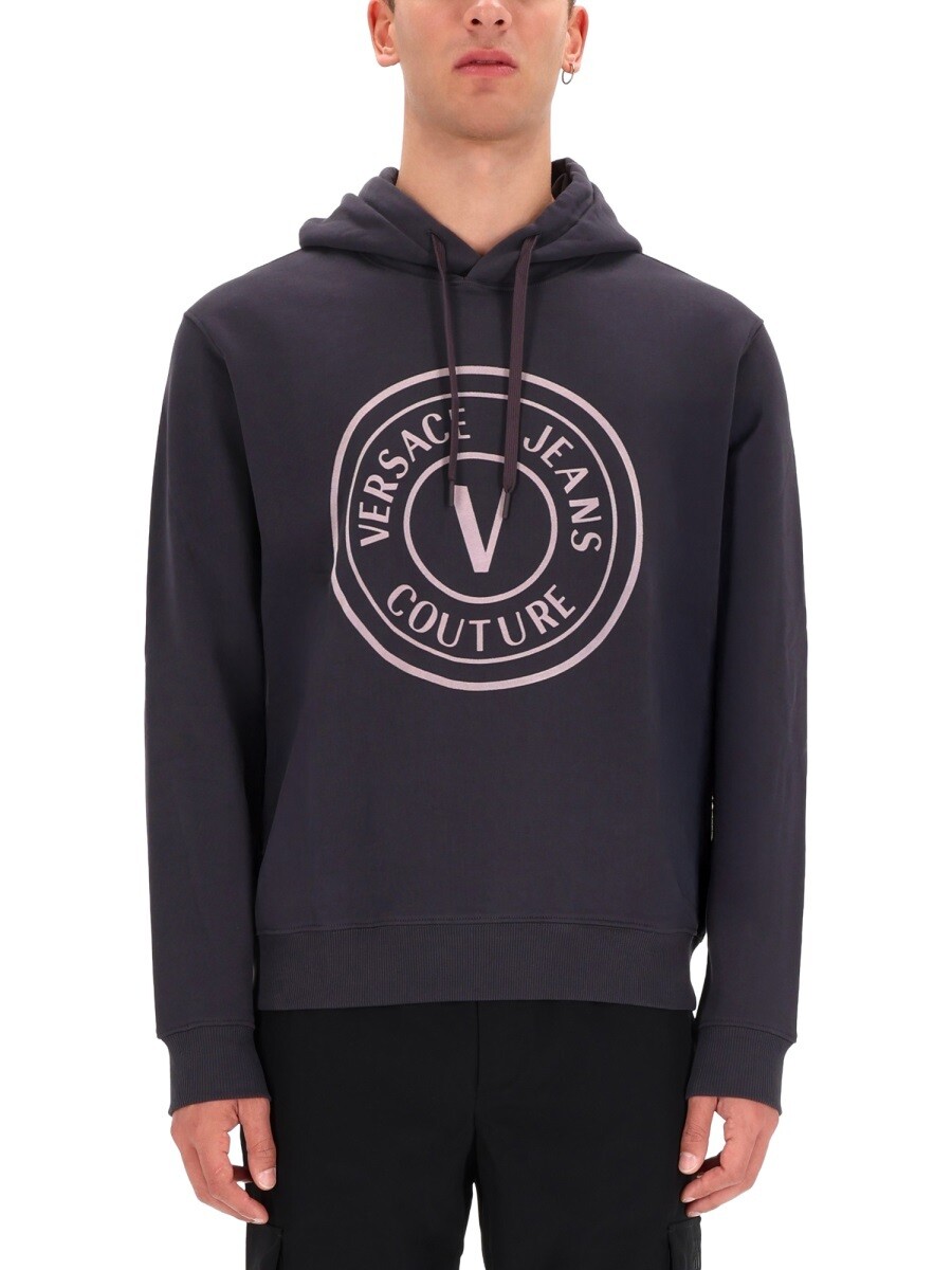 ヴェルサーチ デニム クチュール VERSACE JEANS COUTURE トレーナー 調教師 メンズ 薄墨色 Sweatshirts 366670 関税 貨物輸送無料 2025AW el
