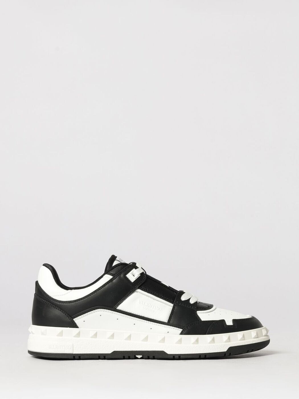 ヴァレンティノ ガラヴァーニ VALENTINO GARAVANI スニーカー メンズ 黒いこと Sneakers YS0H43RDG 関税 貨物輸送無料 2026SS gi