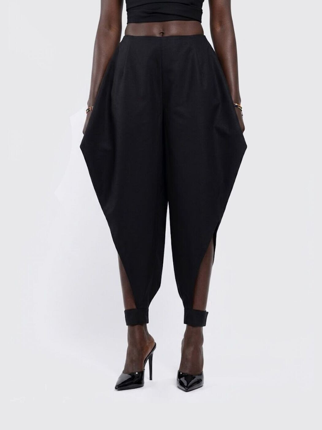 アライア ALAIA ズボン ズボン下 レディース 黒いこと Trousers AA9P1348T447C 関税 貨物輸送無料 2026SS gi