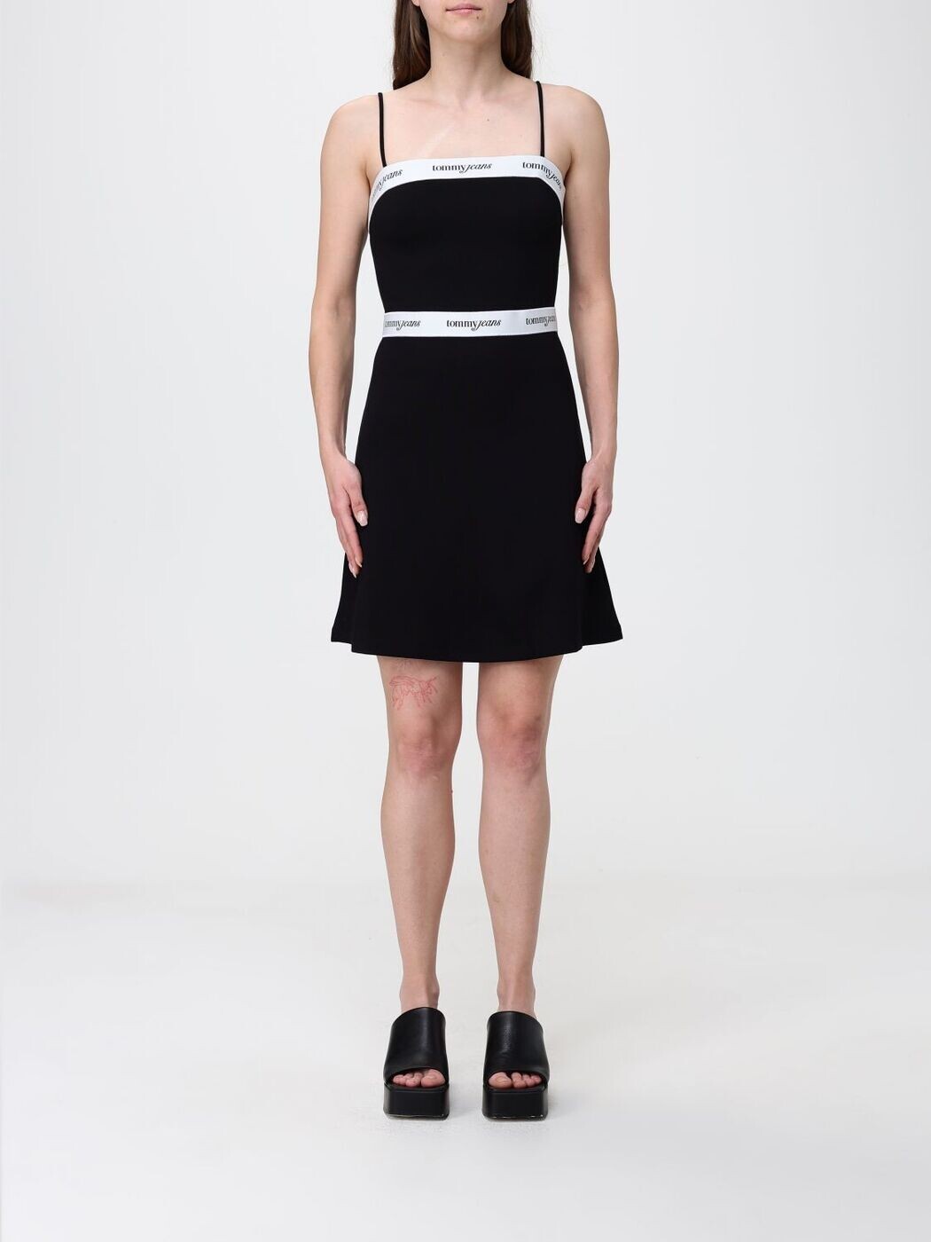 トミー デニム TOMMY JEANS 衣装 お召しもの レディース 黒いこと Dresses DW0DW22337 関税 貨物輸送無料 2026SS gi
